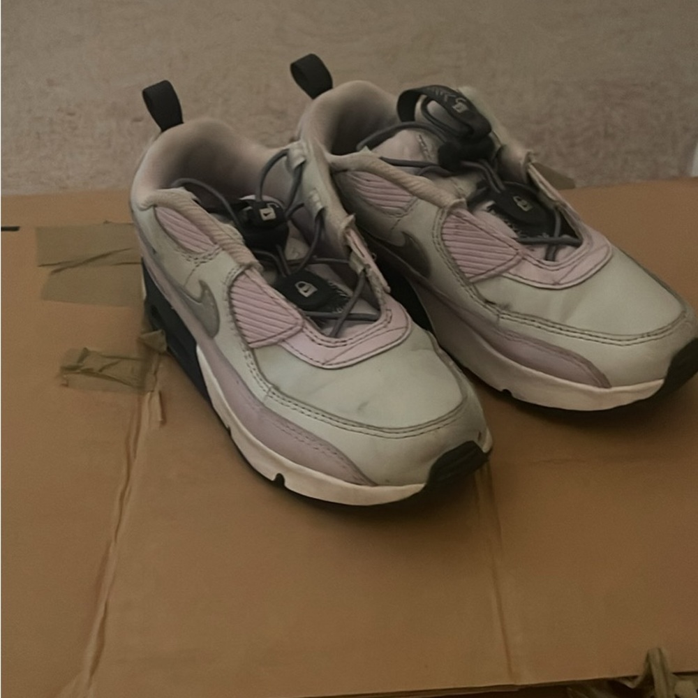 Girls Nike airmax toggle